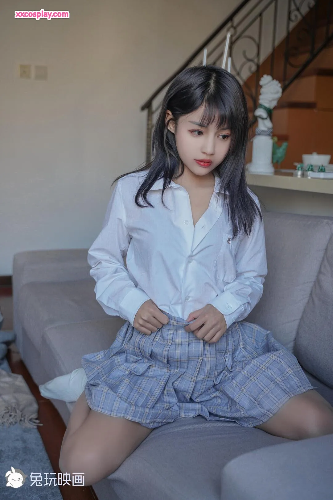 兔玩映画：果腿制服裙